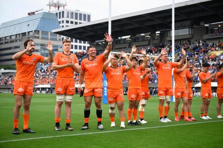 　埼玉に競り勝ち、歓声に応える東京ベイフィフティーン＝秩父宮