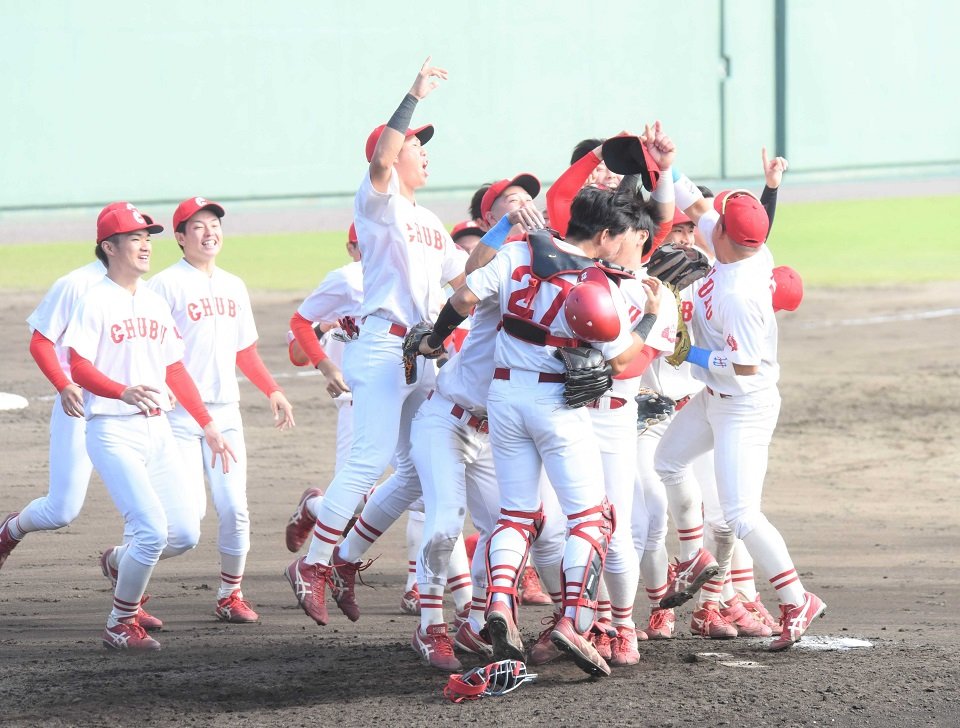 優勝を決め、マウンドで歓喜の輪をつくる中部学院大の選手たち＝３０日午後、石川県小松市、弁慶スタジアム