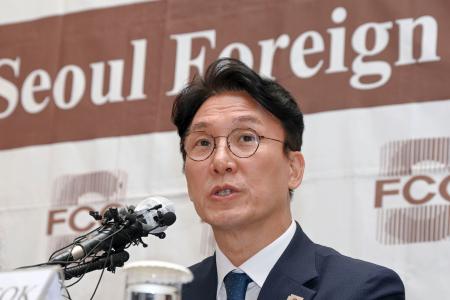 　記者会見する韓国首相候補の金民錫議員＝１７日、ソウル（共同）