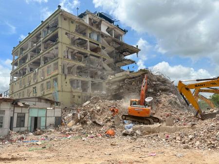 　解体と捜索が続くマンション＝１６日、ミャンマー・マンダレー（共同）