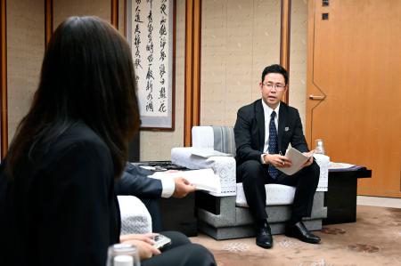 　転覆事故で亡くなった武石知華さんの両親（左）と面会する沖縄県の古謝玄太知事＝１７日午後、沖縄県庁