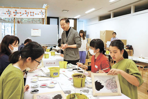 ワークショップの受講者に絵絹への描画について説明する山本真一さん（中央）＝岐阜市宇佐、県美術館