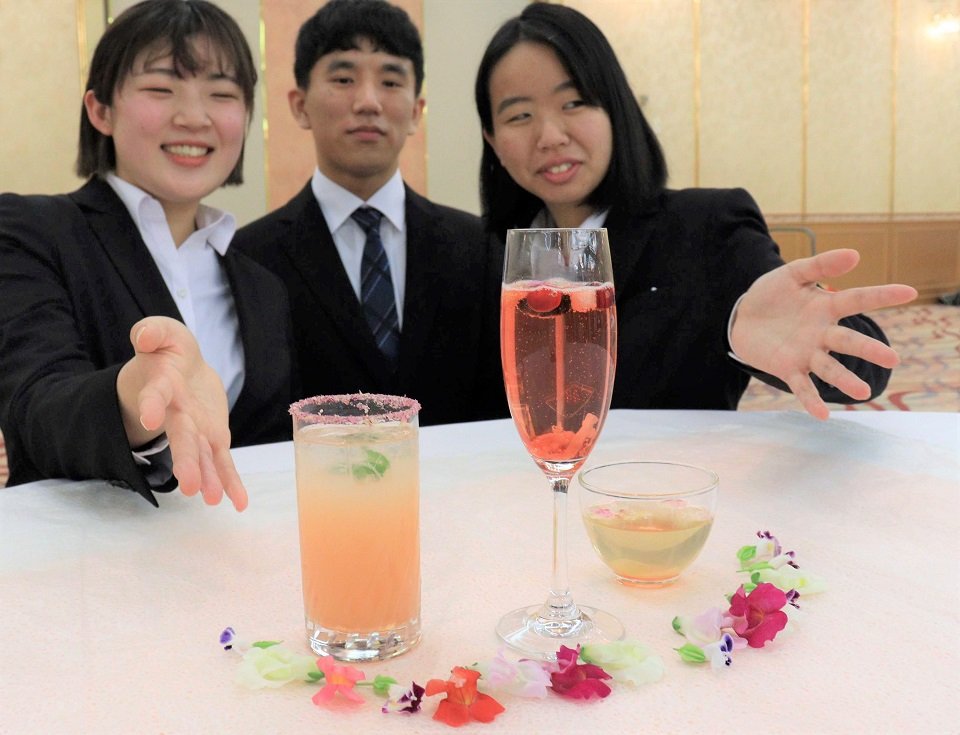 東海学院大生が開発した規格外の食用バラを利用したノンアルコールカクテル＝岐阜市長良、岐阜グランドホテル