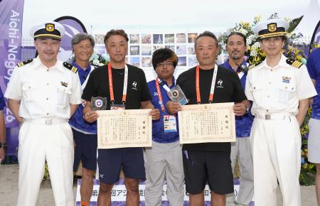 　鳥羽海上保安部から感謝状を贈られたサーフィン競技関係者の今西淳樹さん（中央右）と長沢規史さん（同左）＝２７日午後、愛知県田原市
