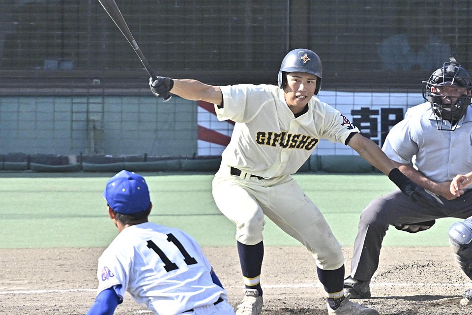 市岐阜商×県岐阜商＝７回表市岐阜商満塁、足立の２点適時打で先制＝長良川