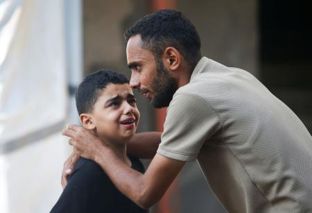 　イスラエルの攻撃による犠牲者の葬式で嘆く人たち＝２１日、ガザ北部ガザ市（ロイター＝共同）