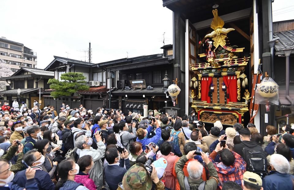開幕した春の高山祭で、屋台蔵前でからくりを楽しむ人たち＝１４日午後２時１７分、岐阜県高山市上二之町
