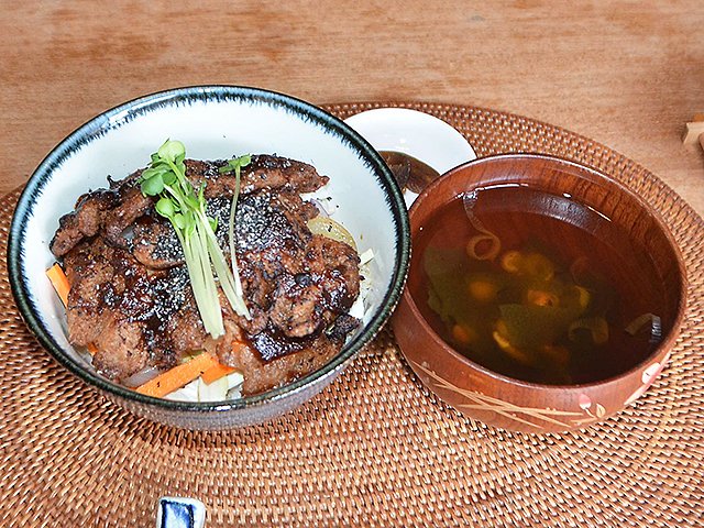 肉の代わりに大豆ミートを使ったヴィーガンやきにく丼