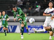 ＦＣ岐阜×いわき＝前半、ＦＣ岐阜のＦＷ石津がシュートを放つもブロックされる＝長良川競技場