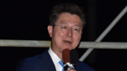 初当選し、涙をこらえながら思いを語る竹中誉氏＝９日午後、岐阜県池田町