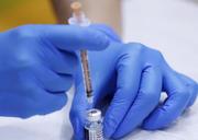 　医療用手袋と注射器