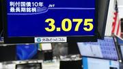 　長期金利の指標となる新発１０年債の利回りが一時３・０７５％を付けたモニター＝２４日午後、東京都港区の外為どっとコム