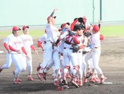 優勝を決め、マウンドで歓喜の輪をつくる中部学院大の選手たち＝３０日午後、石川県小松市、弁慶スタジアム
