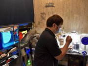ショーウインドー裏には繁殖用の水槽や装置が並ぶ。まさに小さな実験室だ