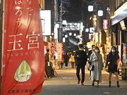 県独自の非常事態宣言による飲食店の時短要請を前に、にぎわう週末の玉宮かいわい＝２３日午後７時２７分、岐阜市長住町