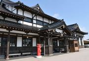 　保存修復工事を終えた「旧大社駅」の駅舎＝４月、島根県出雲市