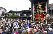 開幕した春の高山祭で、屋台蔵前でからくりを楽しむ人たち＝１４日午後２時１７分、岐阜県高山市上二之町