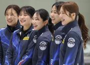 　笑顔で取材に応じるカーリング女子韓国代表「チーム５Ｇ」の選手ら＝１月２７日、韓国忠清北道（聯合＝共同）