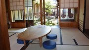 １階の茶室から見える中庭＝関市本町