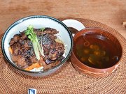 肉の代わりに大豆ミートを使ったヴィーガンやきにく丼