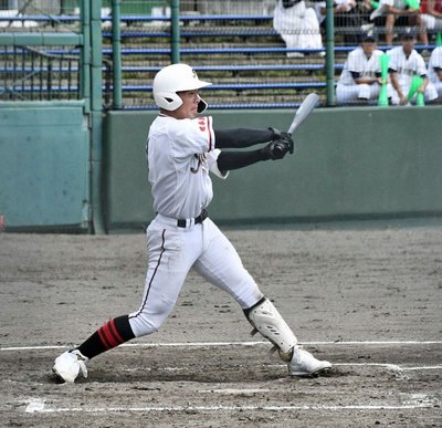 岐阜城北×岐阜農林=4回裏岐阜城北2死満塁で走者一掃の中越え二塁打を放つ4番杉原雅己=弘光舎レインボー