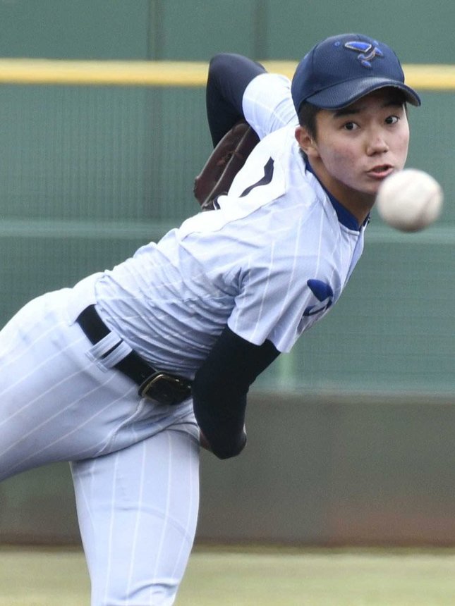 帝京大可児×県岐阜商＝２番手で登板し、好投した帝京大可児の鈴木＝大垣北公園