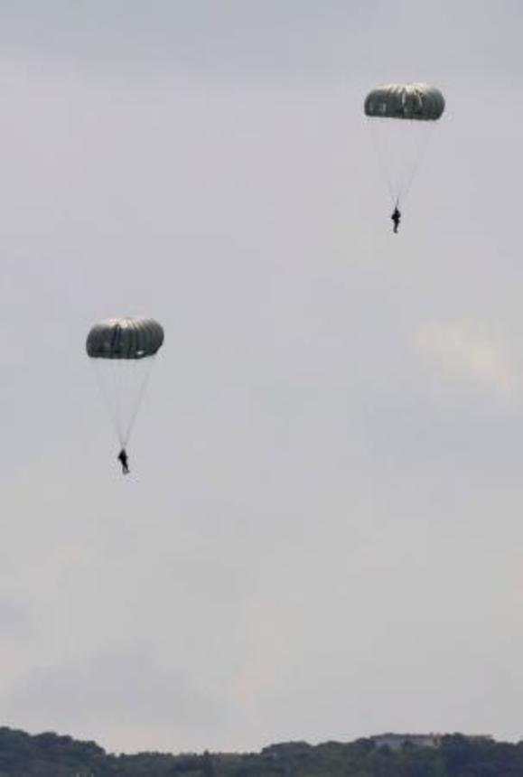 　沖縄県の米軍嘉手納基地で、パラシュート降下訓練をする兵士＝２７日午前