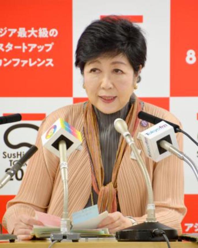 　記者会見する東京都の小池百合子知事＝２５日午後、都庁