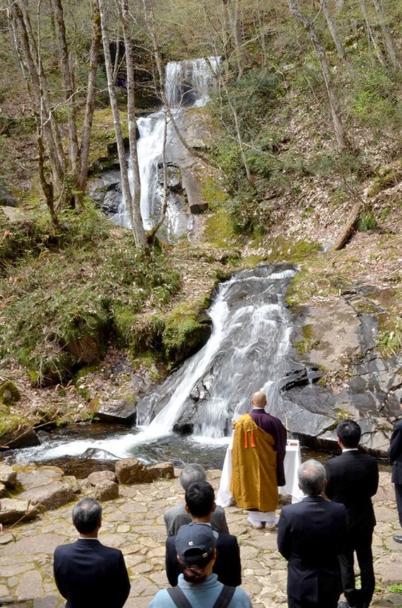 滝開きで今シーズンの安全を祈る関係者ら＝高山市国府町宇津江、宇津江四十八滝