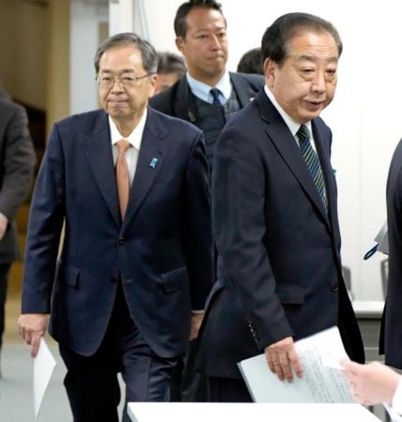 　中道改革連合の議員総会に臨む野田共同代表（右）と斉藤共同代表＝１１日午後、東京・永田町の党本部