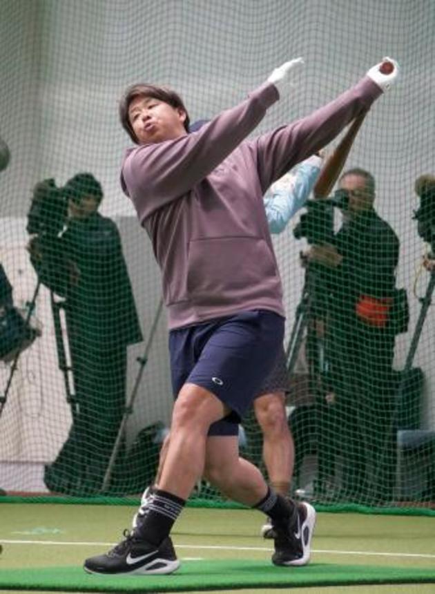 　打撃練習する楽天・浅村＝１１日、沖縄県内