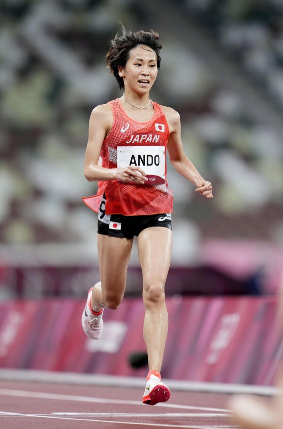 女子１万メートル決勝　ゴールする安藤友香＝国立競技場