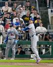 　パイレーツ戦の９回、１２号２ランを放つドジャース・大谷＝ピッツバーグ（共同）