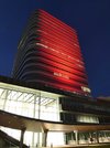 赤色にライトアップされた岐阜市の市役所新庁舎＝岐阜市司町