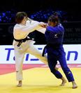 　女子４８キロ級３位決定戦　フランス選手（右）を攻める古賀若菜＝ブダペスト（共同）