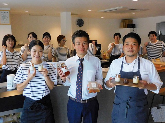 １６日にオープンする「堀養蜂園　蜜や」で蜂蜜などをアピールする堀孝之社長（中央）＝瑞浪市穂並