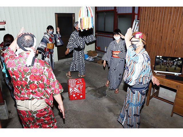 密を避けて郡上おどりのライブ配信を楽しむ地元住民ら＝郡上市八幡町五町