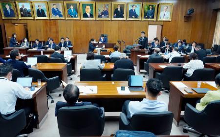 　選択的夫婦別姓制度を導入する民法改正案などの実質審議が始まった衆院法務委＝４日午後