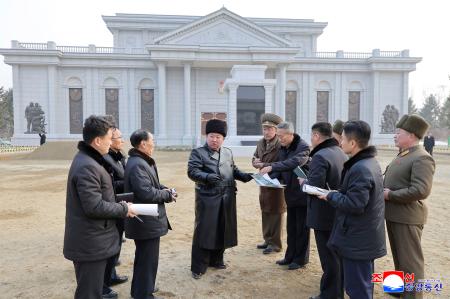 　ロシア支援のために派遣された北朝鮮軍の功績をたたえる「海外軍事作戦戦闘偉勲記念館」の建設現場を視察する金正恩朝鮮労働党総書記（左から４人目）＝１３日、平壌（朝鮮中央通信＝共同）