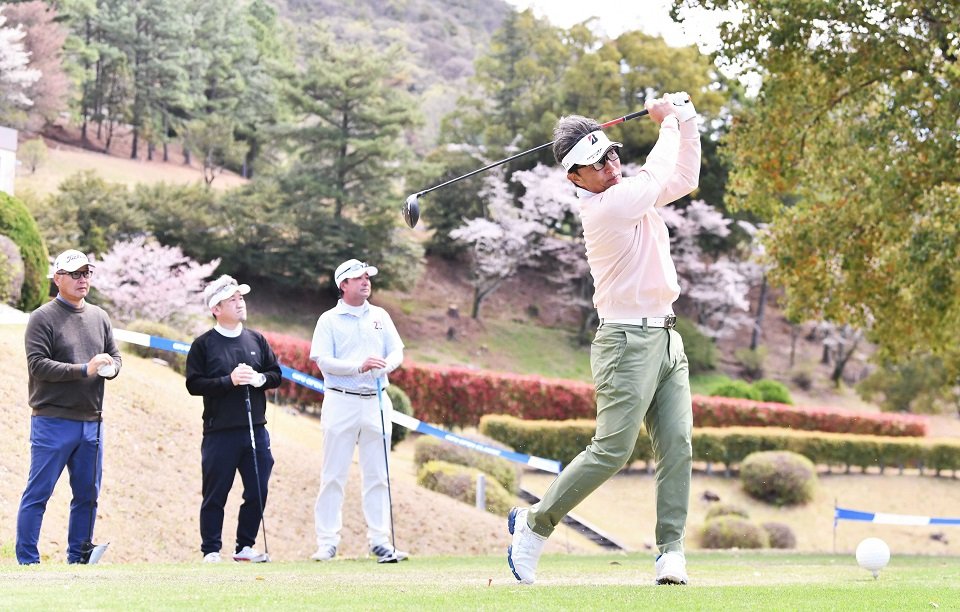 宮本勝昌プロのティーショットを見つめる参加者ら＝２日午前１０時１９分、各務原市須衛天狗谷、各務原カントリー倶楽部