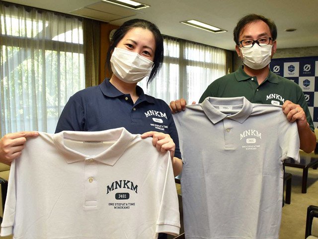市職員有志で着用を始めた４色のクールビズのポロシャツ＝美濃加茂市役所