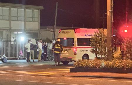 　ガス漏れが発生した疑いのある現場付近に到着した救急車＝２７日午後９時ごろ、福岡県大牟田市