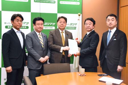 　林官房長官（中央）に要請書を手渡す自民党の保守系グループ「日本の尊厳と国益を護る会」代表の青山繁晴参院議員（右から２人目）ら＝７日午後、国会
