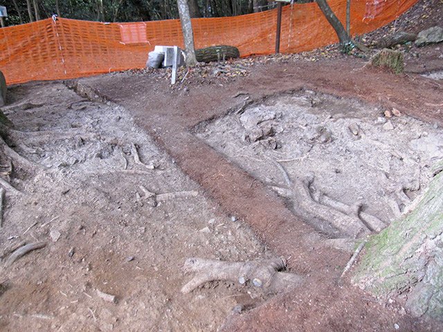 池の遺構が発見された大桑城跡の発掘調査現場＝山県市大桑・青波の境