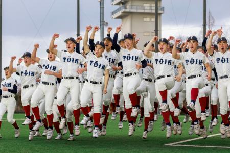 　選抜高校野球大会への出場が決まり、喜ぶ大阪桐蔭の選手たち＝３０日、大阪府大東市