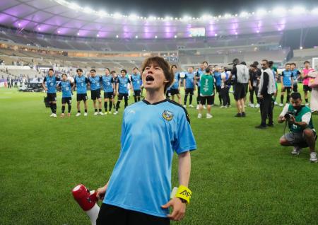 　アルサドに競り勝ち４強入りを決め、サポーターと喜びを分かち合う川崎・脇坂（手前）ら＝ジッダ（共同）