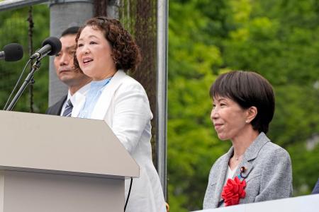 　第９７回メーデー中央大会であいさつする連合の芳野友子会長。手前は高市首相＝２９日午前、東京都渋谷区の代々木公園