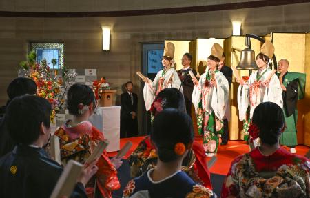 　大阪取引所の大発会で「大株締め」をする今宮戎神社の福娘ら＝５日午前