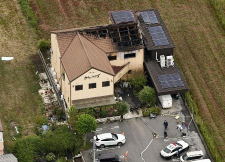 　火災があったケーキ店＝６日、岐阜県本巣市宗慶（共同通信社ヘリから）