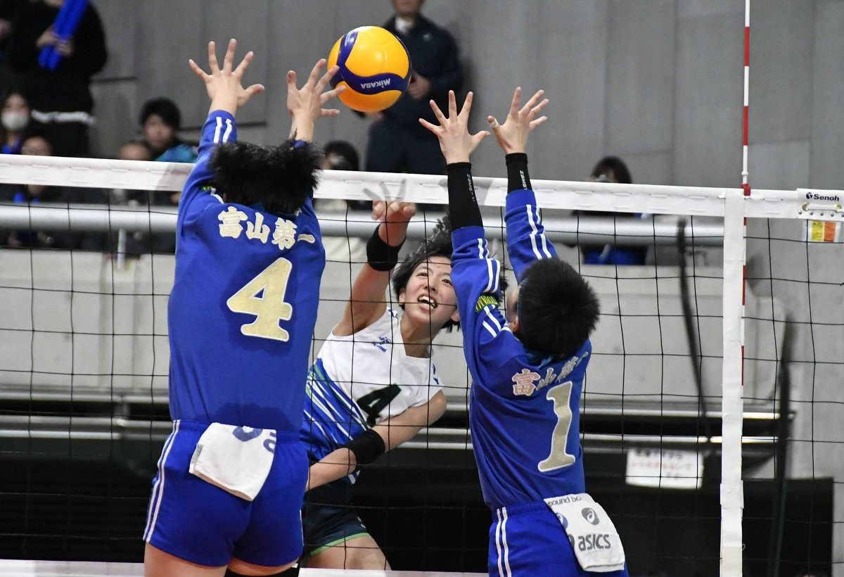 女子１回戦・岐阜第一×富山第一＝第２セット、スパイクを放つ岐阜第一の１年生エース冨田